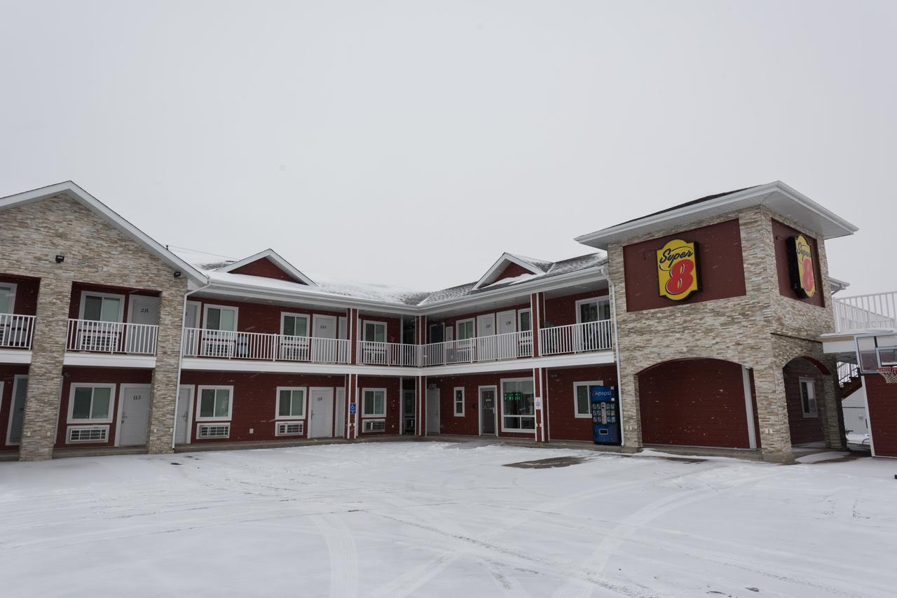 Super 8 By Wyndham Watrous Motel Ngoại thất bức ảnh