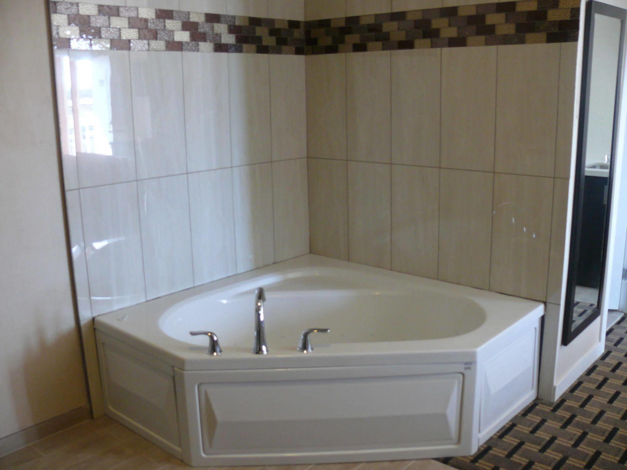 Super 8 By Wyndham Watrous Motel Ngoại thất bức ảnh
