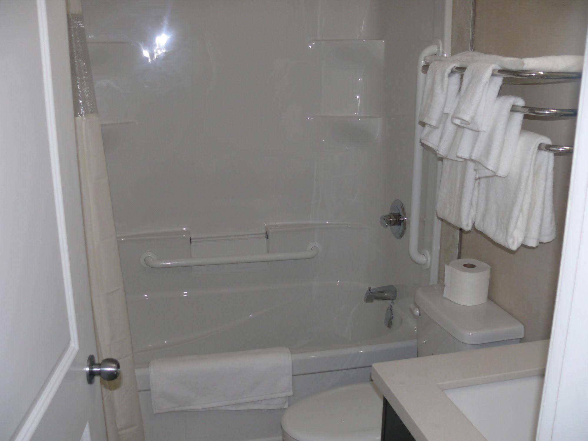 Super 8 By Wyndham Watrous Motel Ngoại thất bức ảnh