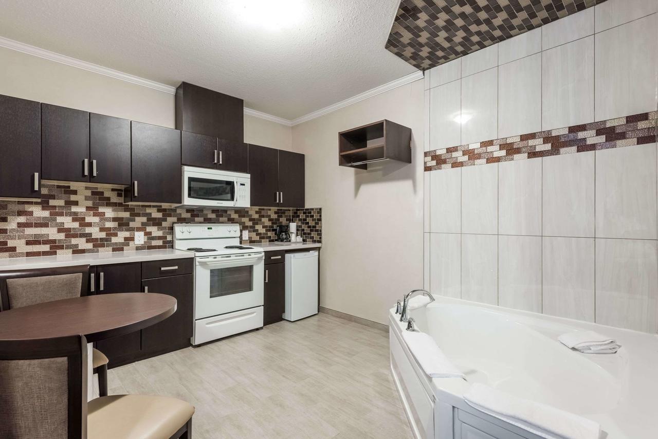 Super 8 By Wyndham Watrous Motel Ngoại thất bức ảnh